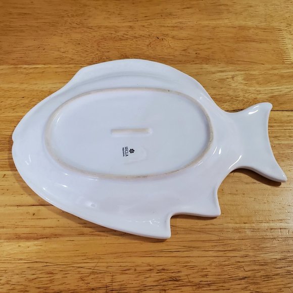 Secla Portugal White Embossed Design Fish Plates Set of 2 - Picture 5 of 6